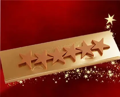 Schokoloade für Weihnachten mit Schoko-Sterne und goldener Schachtel